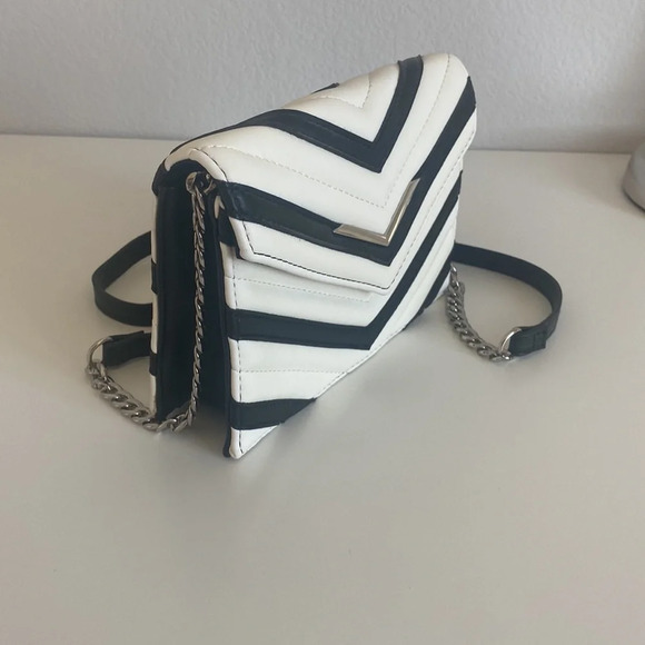 Express Cross Body - Picture 2 of 10